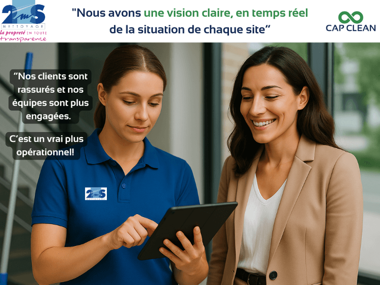photo de deux femmes. L'une avec un tablette android en train d'utiliser CAP CLEAN, une autre qui est la client qui la regarde avec le sourire.
